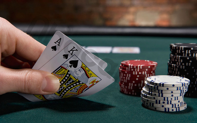 Cách chơi Stud Poker: Người chơi hãy nhấp vào nút Deal để chia bài